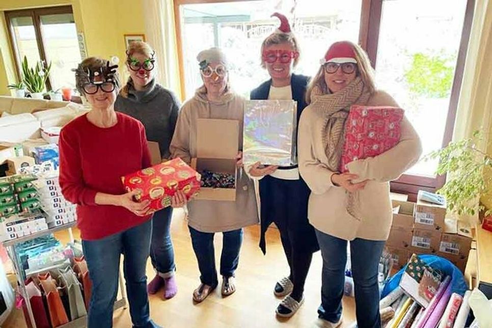 Die Ehrenamtler Ute Sommer, Susanne Berg, Randy Schallehn, Birgit Breuer und Miriam Bandholz (v. l.) haben für die Geflüchteten aus der Ukraine eine besondere Geschenkeaktion organisiert - am Freitag ist Bescherung