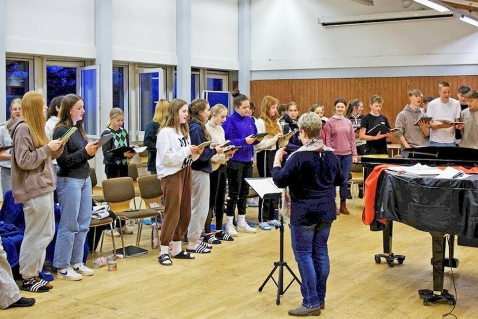 Der Mittel- und Oberstufenchor profitierte von einer intensiven Probenzeit.