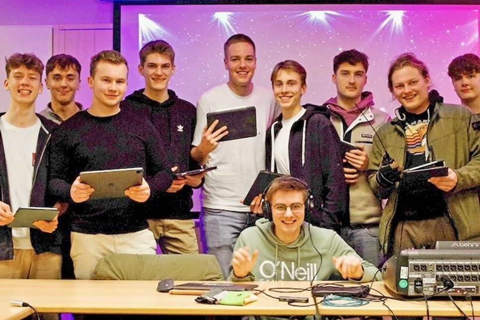 Die Technik-AG tüftelte an den Möglichkeiten des gestalterischen Rahmens musikalisch-theatralischer Aufführungen.