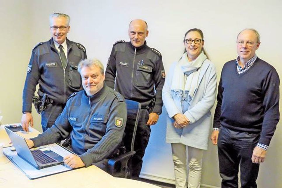 Freuen sich, die neue Bürgersprechstunde anbieten zu können: Carsten Schmidt?von der Polizeitstation Laboe, der Leiter des Polizeireviers Plön Michael Martins, der Leiter der Polizeistation Heikendorf Matthias Trapp, Bürgermeisterin Laboe Ulrike Mordhorst, Amtsvorsteher Amt Probstei Wolf Mönkemeier.