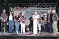 Bürgervorsteher Sönke Sela (Mi.) würdigte das Engagement der Triennale-Crew.
