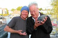 Abschied von Schirmherr Björn Engholm (re.). Der 81-Jährige erhielt von Kurator und Bildhauer Dr. Jo Kley eine kleine Skulptur.