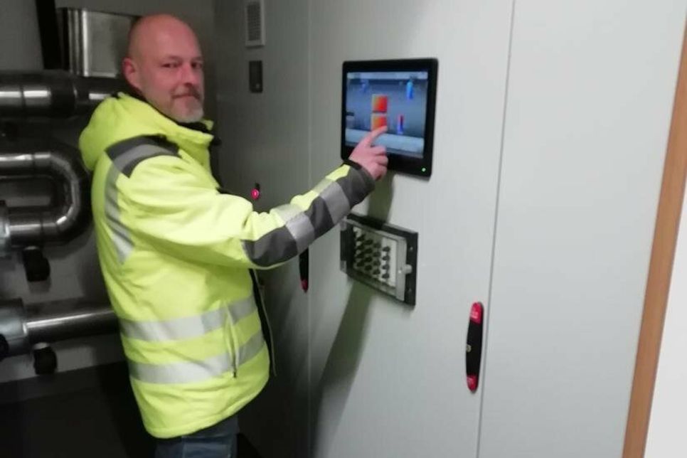 André Fink vor der Heizungssteuerung.