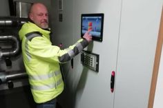 André Fink vor der Heizungssteuerung.
