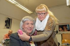 Michaela Rodekurth (Maske) verwandelt Manfred Struhs in die perfekte Nanny Pauline Winter.