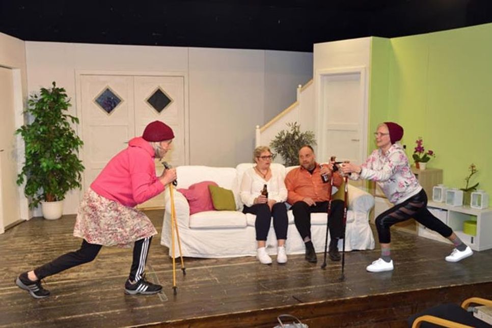 Stören mit Stöckern: Paul Hansen (Manfred Struhs) und Ellen Palmer (Antje Krüger) gehen dem Liebespaar Lilli Hansen (Carmen Rose) und Claus Palmer (Stefan Ahrens) gehörig auf den Wecker.
