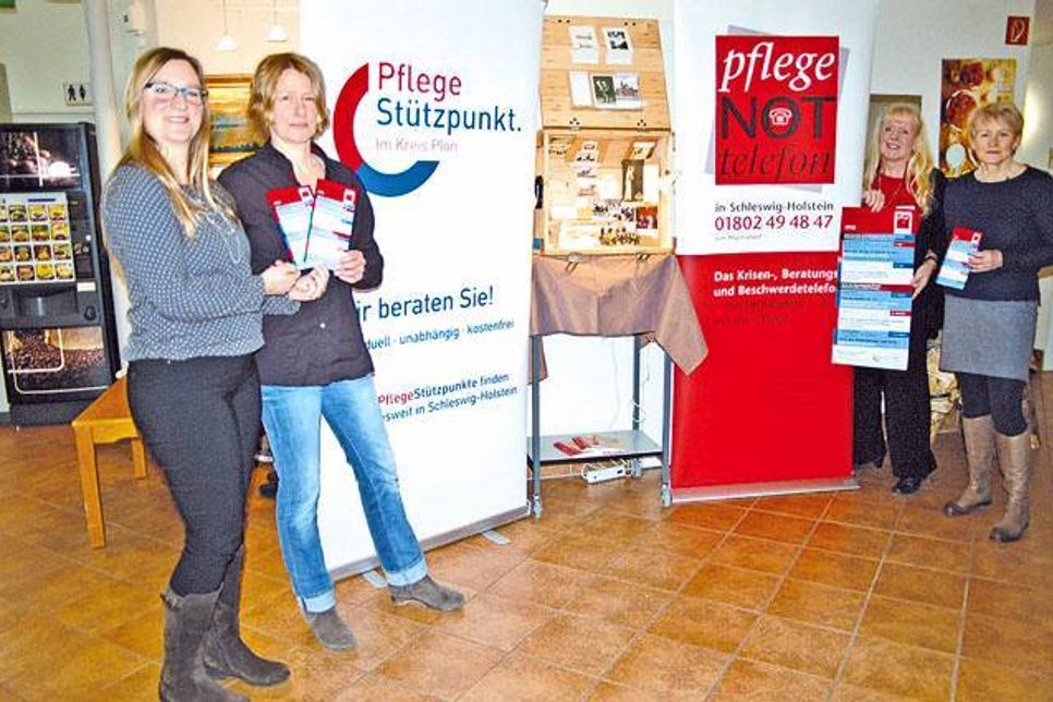 Erinnerungskisten aus Kriegszeiten – eine Möglichkeit, alte Traumata aufzuarbeiten. Die Fachfrauen der AWO gehen gemeinsam mit alten Menschen auf Spurensuche. Von links Nicole Adamczewski, Daniela König, Margrit Hellberg, Anke Buhl.