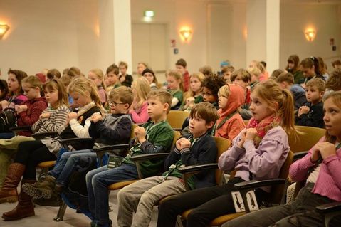 „Macht mal eine Faust, jetzt noch eine und nun haltet die Fäuste aneinander. Etwa so groß ist euer Gehirn“, hieß es bei der Kinderuni.