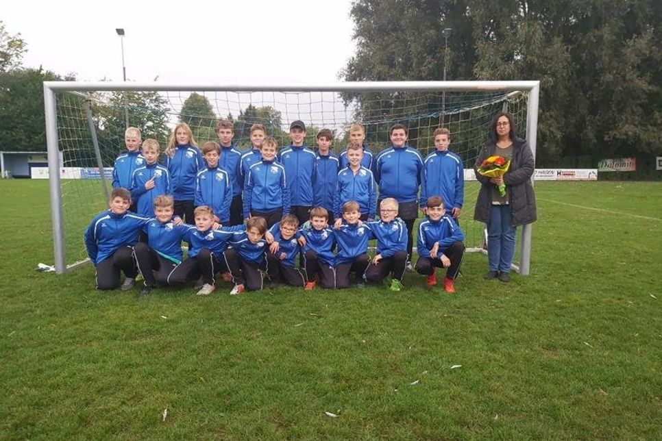 D-Jugend mit neuen Trainingsanzügen.