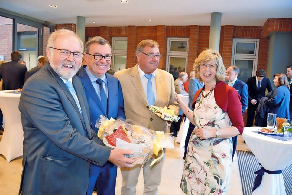 Zu den vielen Gästen von Brigitte Rahlf-Behrmann zählten auch die Bürgermeister a.D. Michael Koch (v.l., Bad Malente), Gerd Schuberth (Bad Schwartau) und Klaus-Dieter Schultz (Eutin). (Foto: Stefan Setje-Eilers)