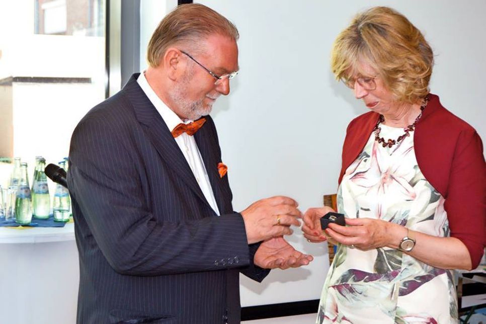 Als Abschiedsgeschenk übergab Stockelsdorf Bürgervorsteher Harald Werner einen Ring mit dem Gemeindewappen. (Foto: Stefan Setje-Eilers)