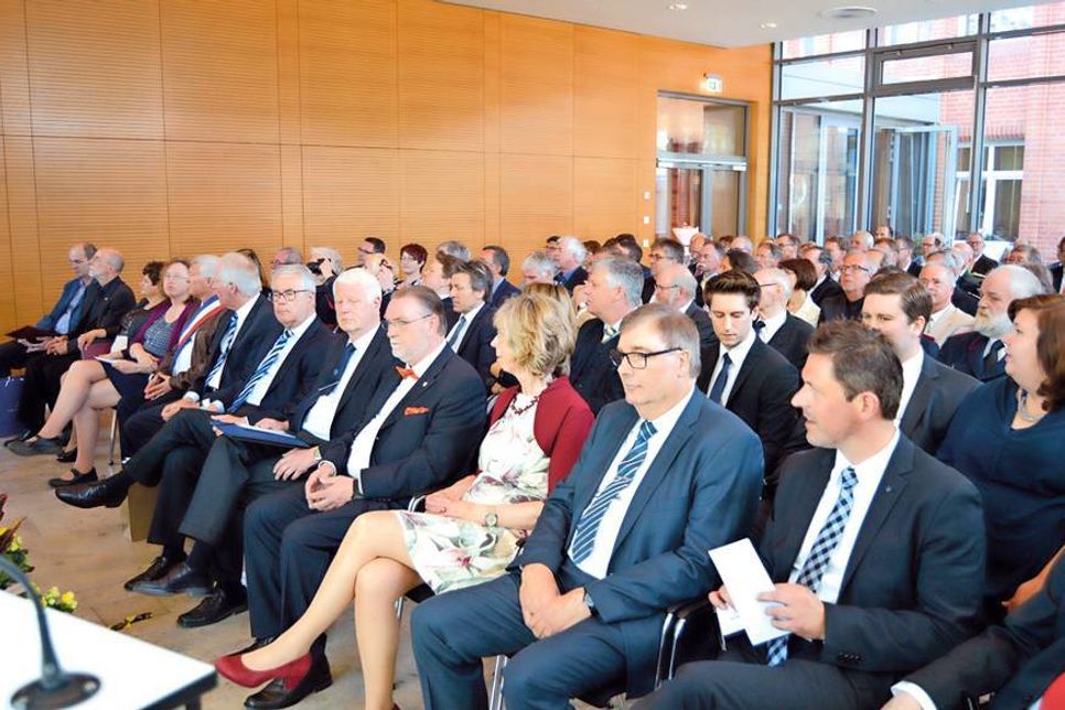 Bis auf den letzten Platz war der Sitzungssaal bei der Verabschiedung gefüllt. (Foto: Stefan Setje-Eilers)