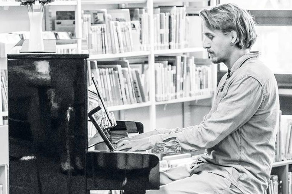 Nick Nordmann setzt am Flügel den musikalischen Rahmen bei der Lesung und bettet die Sprachbeiträge in Klangfarben und Rhythmen um.