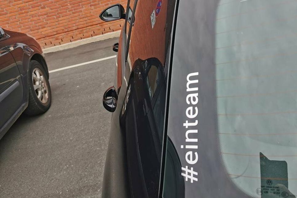 Die Fahrzeuge der Kameradinnen und Kameraden wurden mit Aufklebern versehen.