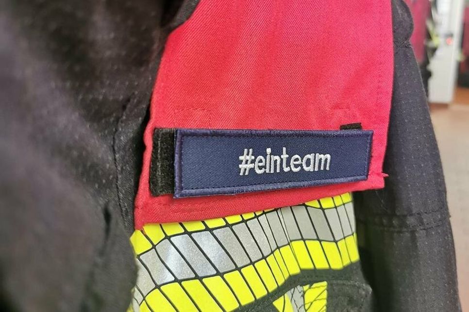 Der Hashtag #einteam findet sich auch an der persönlichen Schutzausrüstung.
