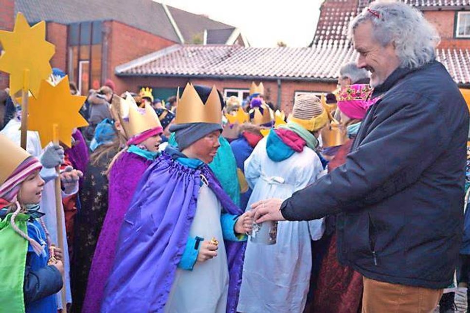 Propst Erich Faehling steckte das erste Spendengeld in Serafins Sammelbüchse.