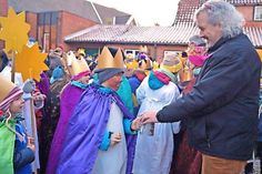 Propst Erich Faehling steckte das erste Spendengeld in Serafins Sammelbüchse.