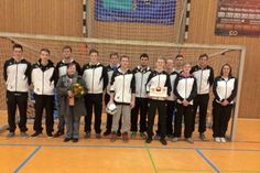 Im Rahmen eines Hallenturnieres bedankte sich Traute Wieck im Namen der Hundesportfreunde beim SV Schashagen-Pelzerhaken. Diese nutzten das Sportgelände des Vereins für ein Seminar im Bereich Gebrauchshundesport in den Abteilungen Unterordnung und Schutzdienst. Traute Wieck bedankte sich mit dem Erlös des Kaffee- und Kuchenverkaufs und übergab diesen an die A-Jugend des SV Schashagen-Pelzerhaken. (red)