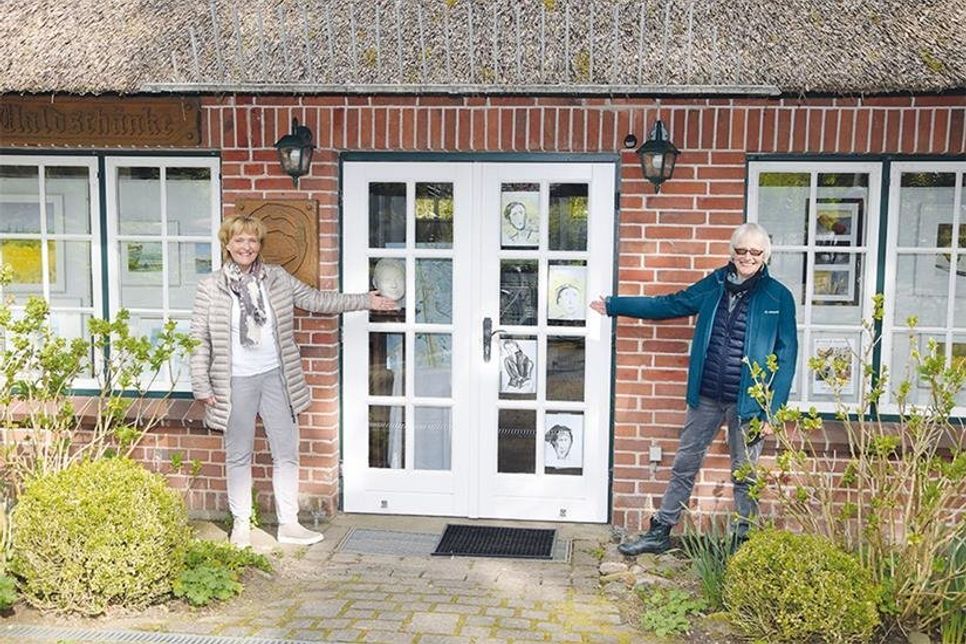 „Galerie der Lichtblicke“ in der Kleinen Waldschänke: Die einzelnen Exponate sind bei einem „Schaufensterbummel“ jederzeit zu sehen.