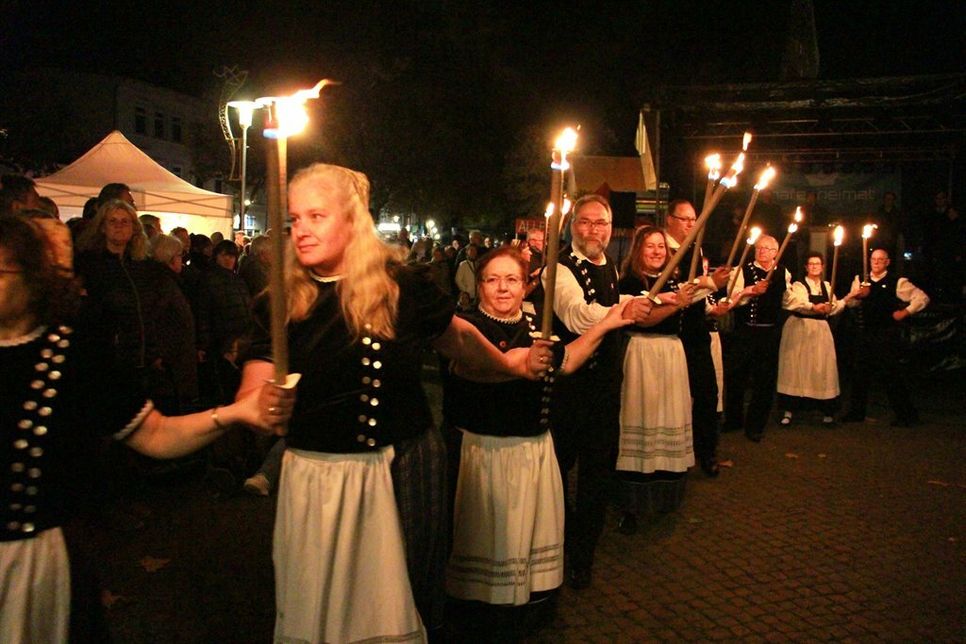 Stimmungsvoller Einzug des Neustädter Volkstanzkreises, der einen feierlichen Fackeltanz aufführte.