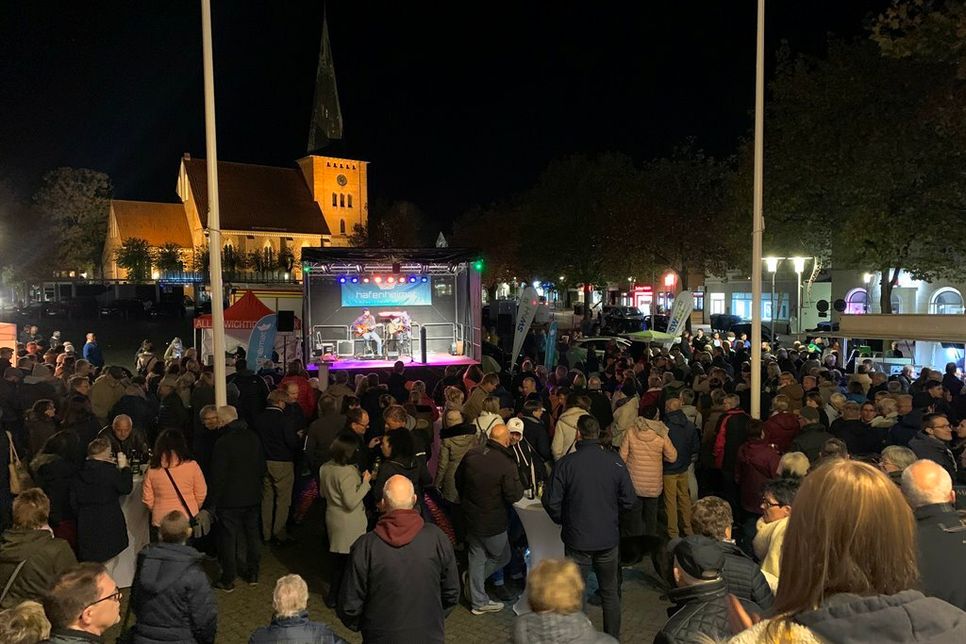 So belebt wie am Montagabend hat man den Neustädter Marktplatz lange nicht gesehen.