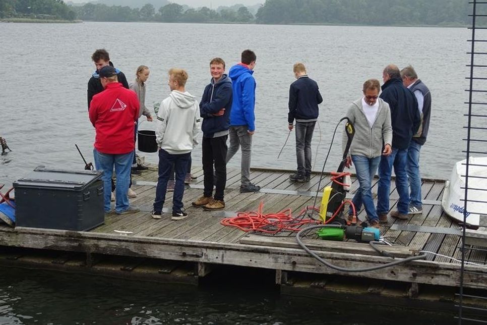 Mitglieder der Jugendmodellbaugruppe reinigen ihre Anlage am Binnenwasser.