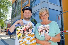 Karola Sprank vom Gemeindejugendring Ratekau und Gemeindejugendpfleger Patrick Bohle stellten den Ferienpass 2018 gemeinsam vor. (Foto: Setje-Eilers)