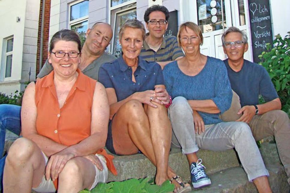 Es ist ein für Eutin neues Wohnkonzept: Menschen beziehen als gleichberechtigte Mieter ein Haus mit mehreren separaten Wohneinheiten, teilen Gemeinschaftsräume und bringen miteinander Projekte auf den Weg, die über die eigenen vier Wände hinaus wirken sollen. Das haben Katja Helmbrecht, Daniel Hettwich, Kirsten Ullrich, Sven Borgert, Barbara Braasch und Christian Bielke im „Kleinen Hotel“ vor, das zum Jahresende schließt. Mitbewohner*innen sind willkommen. Ein Infoabend ist für Freitag, den 15. Juni, in der VHS geplant