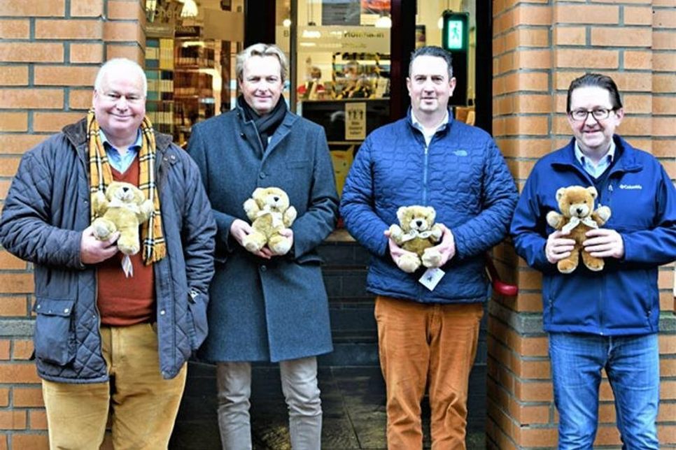 Lionspräsident Dr. Joachim Rinke und Oliver Nöring danken Jan Hoffmann und Jörg Schlüter für ihre Unterstützung bei der Spendenaktion für Trost-Teddy-Patenschaften (v.l. Dr. Joachim Rinke, Jörg Schlüter, Oliver Nöring, Jan Hoffmann)