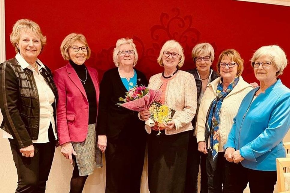Kassenwartin Ingrid Albrecht, Beisitzerin Elisabeth Kruse, neue 1. Vorsitzende Christel von Tiedemann, Gisela Schneider, Beisitzerin Ute Hapke, 2. Vorsitzende Margarita Gollmer und Schriftführerin Monika Ebel (v. lks.).