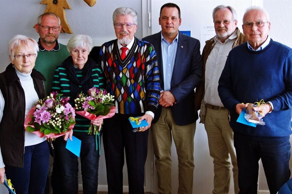 Verabschiedung der ausgeschiedenen Mitglieder: Anita Kämpf, Matthias Dammer (Bürgervorsteher), Vera Cobarg, Rainer Abelshauser, Mark Burmeister (Bürgermeister), Heinrich Korfmann, Rainer Figgen (v. lks.).