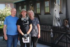 Gesucht und gefunden: Familie Schobert hat den Künstler Max Kosta (Mi.) samt seiner Familie während der Sprayarbeiten bei sich aufgenommen.