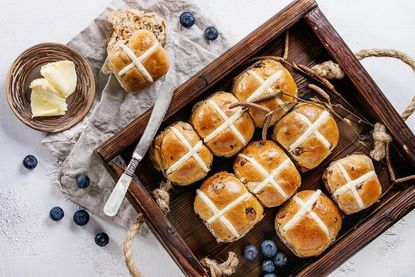 Traditionell werden die Hot Cross Buns am Karfreitag gebacken und an den Tagen danach serviert.