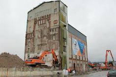 Der Petersen-Speicher am Donnerstag. Die Wetterschutzaufbauten am Giebel des Maschinenhauses und das Dach werden seit Freitag abgenommen.