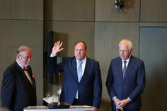 Der zukünftige Landrat Timo Gaarz (Mitte) bei seiner Vereidigung.