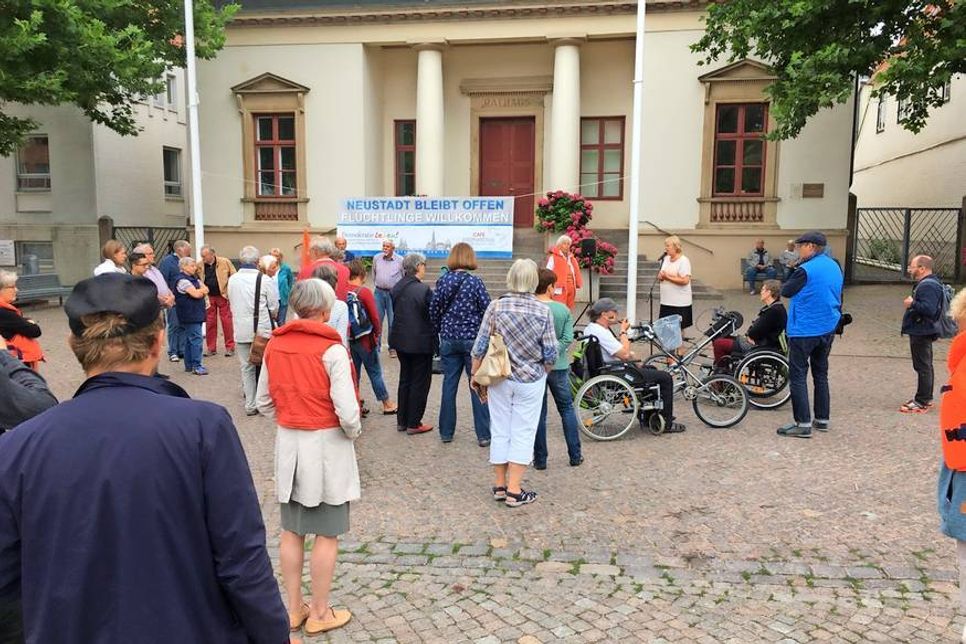 Vor dem Neustädter Rathaus wandten sich Helferinnen und Helfer der Flüchtlingsinitiative Café International mit Flugblättern und Wortbeiträgen gegen die Kriminalisierung von Seenotrettern im Mittelmeer.