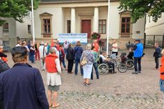 Vor dem Neustädter Rathaus wandten sich Helferinnen und Helfer der Flüchtlingsinitiative Café International mit Flugblättern und Wortbeiträgen gegen die Kriminalisierung von Seenotrettern im Mittelmeer.