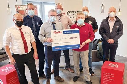 DRK-Präsident Jürgen Luig (3.v.li.) und DRK-Vorstand Stefan Krause (re.) bedankten sich bei den Leitern der famila-Warenhäuser (v.li.) Sven Lange, Thomas Lasrich, Oliver Wehr, Stefan Bettin und Jörn Klingsporn für die Unterstützung der Ferienfreizeit für Flutopfer-Kinder.