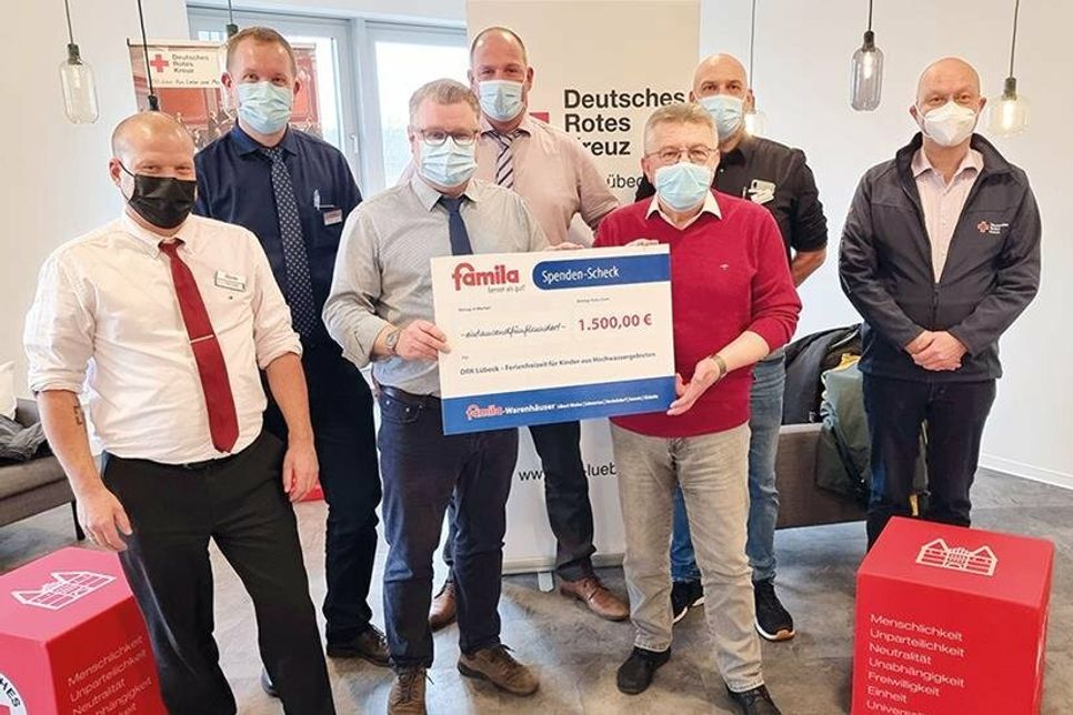 DRK-Präsident Jürgen Luig (3.v.li.) und DRK-Vorstand Stefan Krause (re.) bedankten sich bei den Leitern der famila-Warenhäuser (v.li.) Sven Lange, Thomas Lasrich, Oliver Wehr, Stefan Bettin und Jörn Klingsporn für die Unterstützung der Ferienfreizeit für Flutopfer-Kinder.