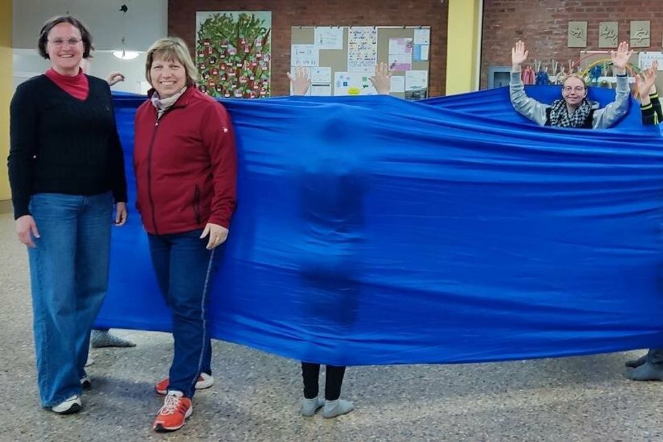 Neben Nadine Ritter (lks.) als OGS-Leitung und Schulsozialarbeiterin an der Friedrich-Hiller Grundschule freut sich Angela Hüttmann als Schulverbandsvorsteherin über die Förderung des neuen „Rundtuches“, die erst durch den Vorsitzenden des Schulvereins Jörg Boumann und der Firma Prokon zustande gekommen ist.