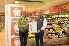 Monika Dürrer bei der Übergabe der Urkunde mit Torben Osterode.