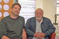 Die Preetzer Streetworker Pascal Bolde und Rüdiger Wiese (v. l.) freuen sich über die Unterstützung ihrer sozialen Arbeit durch den Plöner Lions Club.