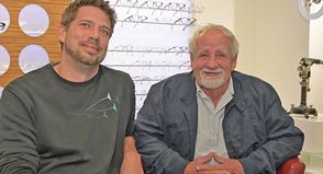 Die Preetzer Streetworker Pascal Bolde und Rüdiger Wiese (v. l.) freuen sich über die Unterstützung ihrer sozialen Arbeit durch den Plöner Lions Club.