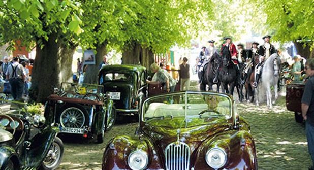 Die Barockreiter-Gruppe „Doma Clasica“ kommt an beiden Tagen mit ihren Pferden, um das Motto „Edle Rösser begegnen edlen Karossen“ ins Bild zu setzen.