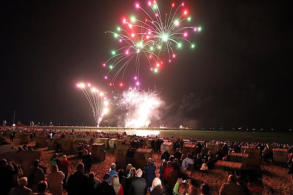 Jedes Jahr auf Neue sorgt das Feuerwerk-Spektakel „Ostsee in Flammen“ für Gänsehautfeeling am Ostseestrand.