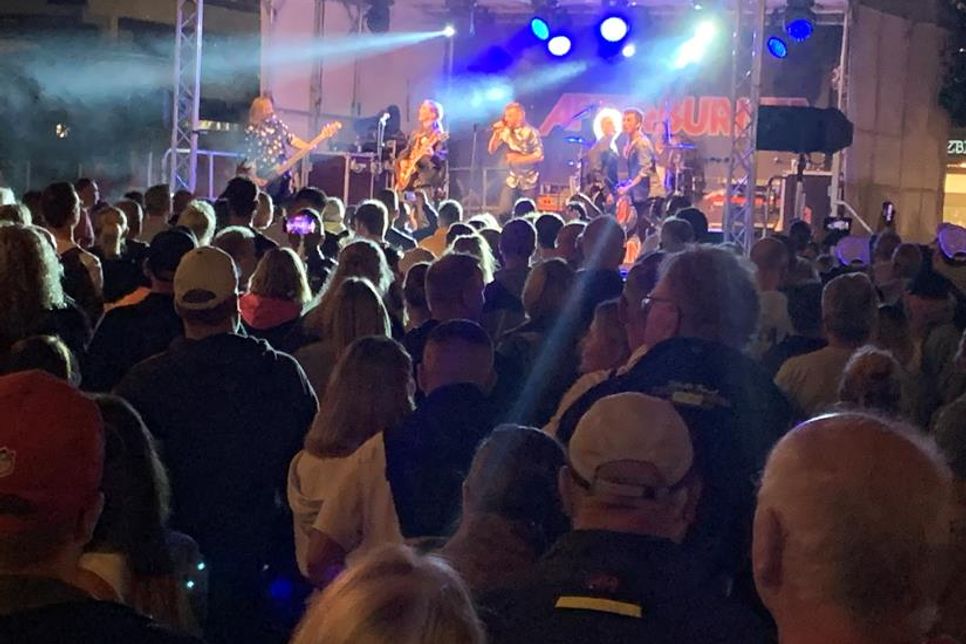 Party auf dem Seebrückenvorplatz.