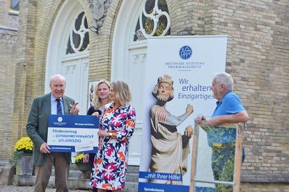 Wolfgang von Ancken von der Deutschen Stiftung Denkmalschutz übergab Katharina von Buchwaldt und ihrer Mutter Bettina von Buchwaldt, Gutsherrinnen auf Gut Neudorf, den symbolischen Scheck. Rechts im Bild: Rolf Hoffmann, Tischlermeister der Tischlerei Hoffmann in Schönberg, der mit seinem großen Fachwissen von unbezahlbarem Wert für die Arbeiten ist.