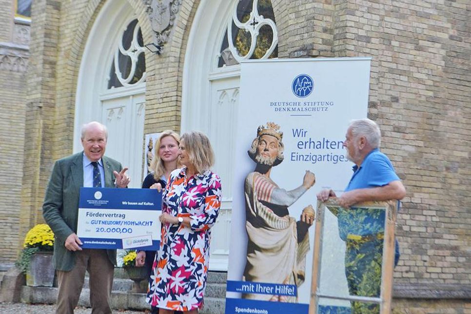 Wolfgang von Ancken von der Deutschen Stiftung Denkmalschutz übergab Katharina von Buchwaldt und ihrer Mutter Bettina von Buchwaldt, Gutsherrinnen auf Gut Neudorf, den symbolischen Scheck. Rechts im Bild: Rolf Hoffmann, Tischlermeister der Tischlerei Hoffmann in Schönberg, der mit seinem großen Fachwissen von unbezahlbarem Wert für die Arbeiten ist.