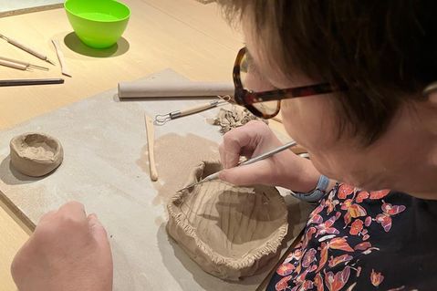 Wie einst Gefäße entstanden: Bewohnerinnen und Bewohner des Hamburger-Lebenshilfe Werks entdecken die Kunst des Töpferns.