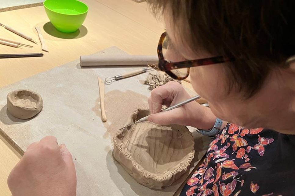 Wie einst Gefäße entstanden: Bewohnerinnen und Bewohner des Hamburger-Lebenshilfe Werks entdecken die Kunst des Töpferns.